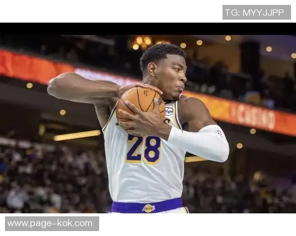 浓眉今日参加球队投篮训练并进行个人训练展现积极备战状态 浓眉今日参加球队投篮训练并进行个人训练展现积极备战状态