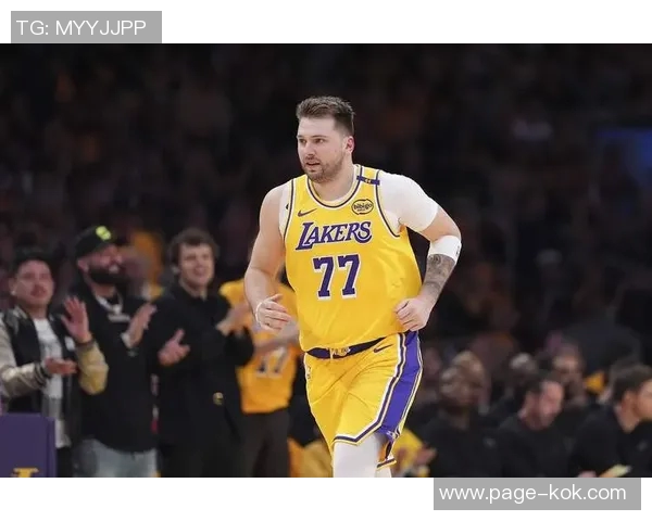 詹姆斯社媒热议海斯惊艳隔扣与东契奇绝妙打板三分精彩瞬间 詹姆斯社媒热议海斯惊艳隔扣与东契奇绝妙打板三分精彩瞬间